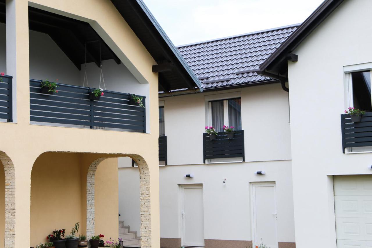 Flora Studio Apartments Korenica Kültér fotó