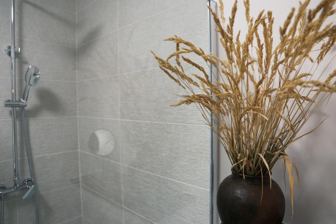 Flora Studio Apartments Korenica Kültér fotó