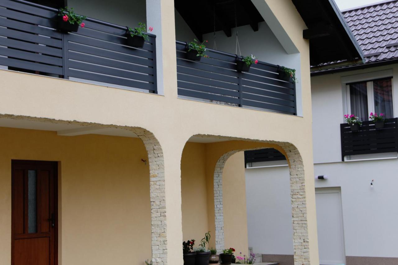Flora Studio Apartments Korenica Kültér fotó