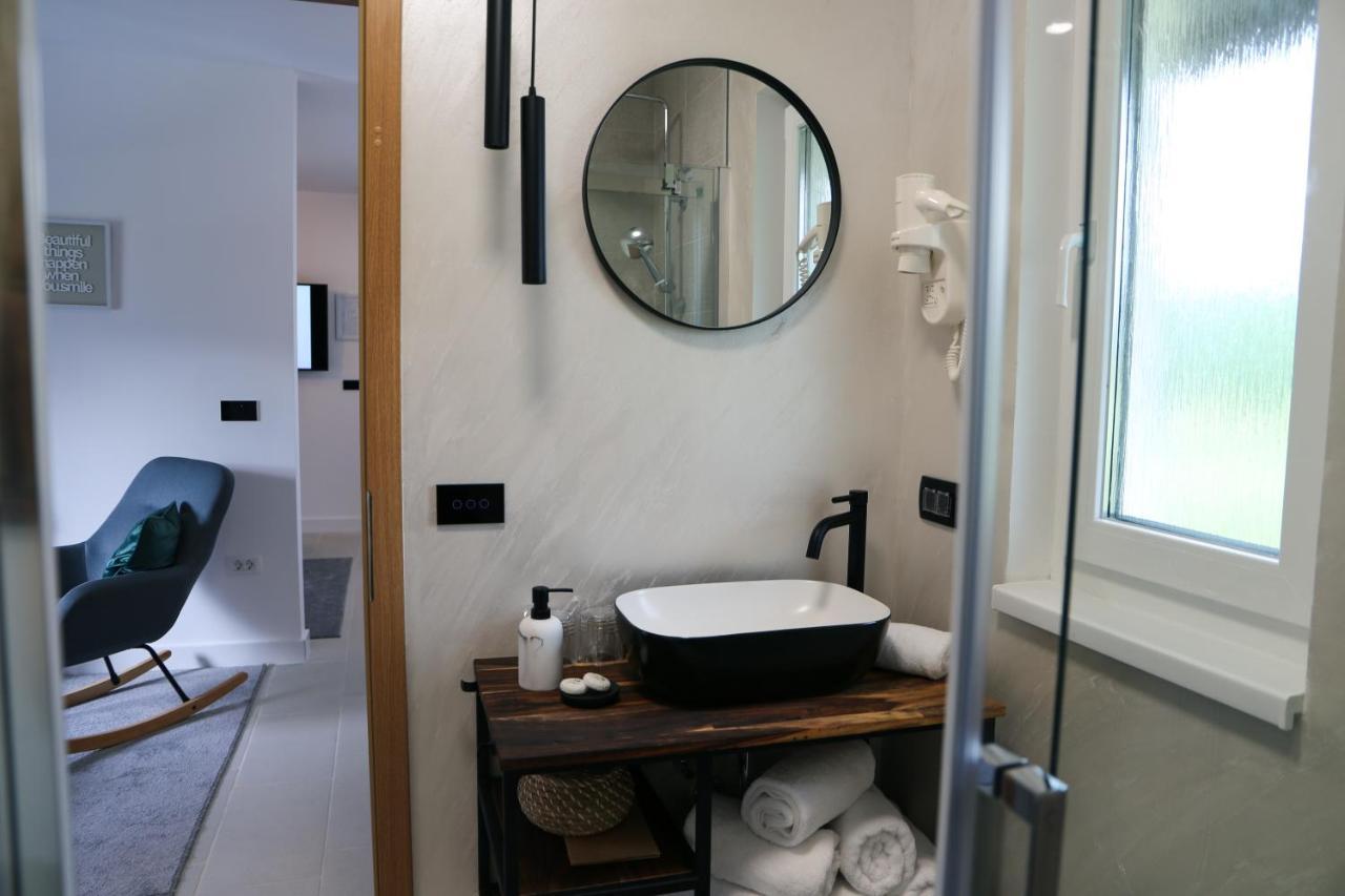 Flora Studio Apartments Korenica Kültér fotó